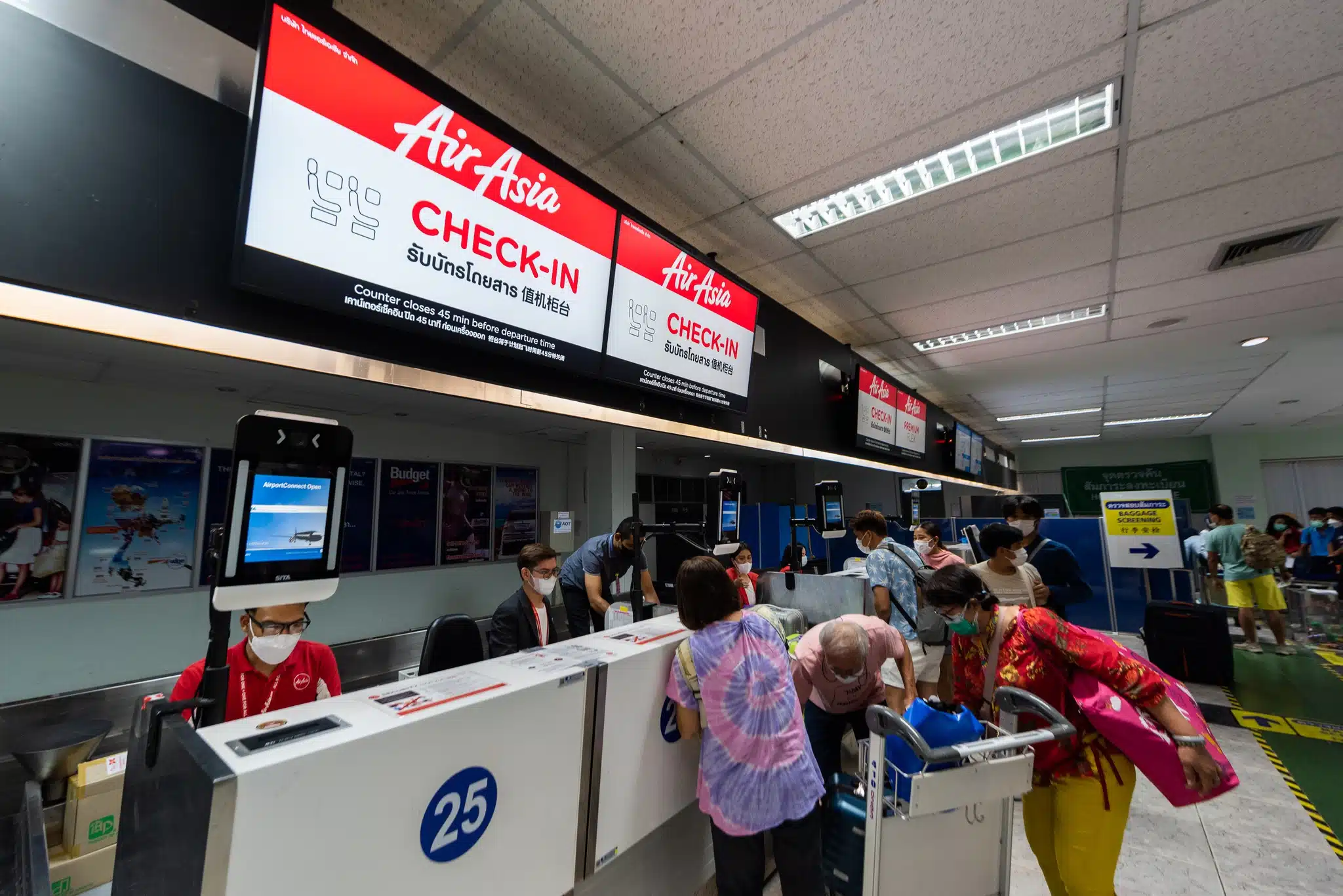 นักท่องเที่ยวรอเช็กอินที่ท่าอากาศยานนานาชาติหาดใหญ่