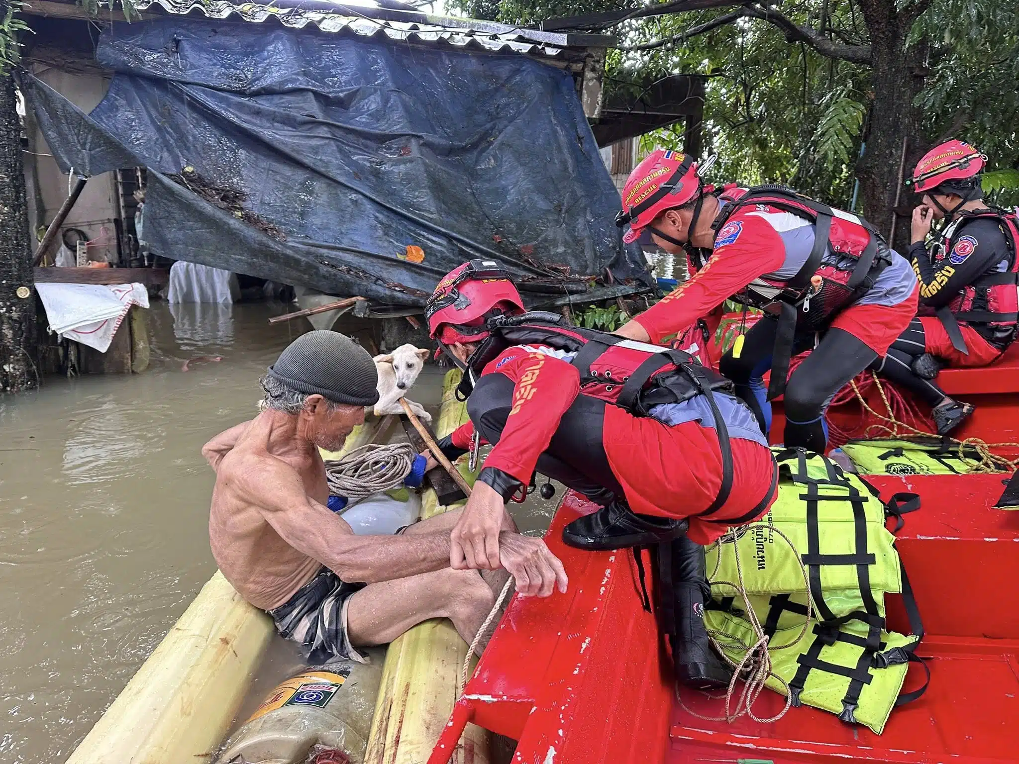 เจ้าหน้าที่กู้ภัยกำลังพายเรือเข้าไปช่วยเหลือชาวบ้านในพื้นที่น้ำท่วมสูง