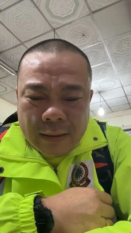 เรย์มอน เหลียง หัวหน้าชุดกู้ภัยมาเลเซีย กำลังไลฟ์สดทั้งน้ำตา