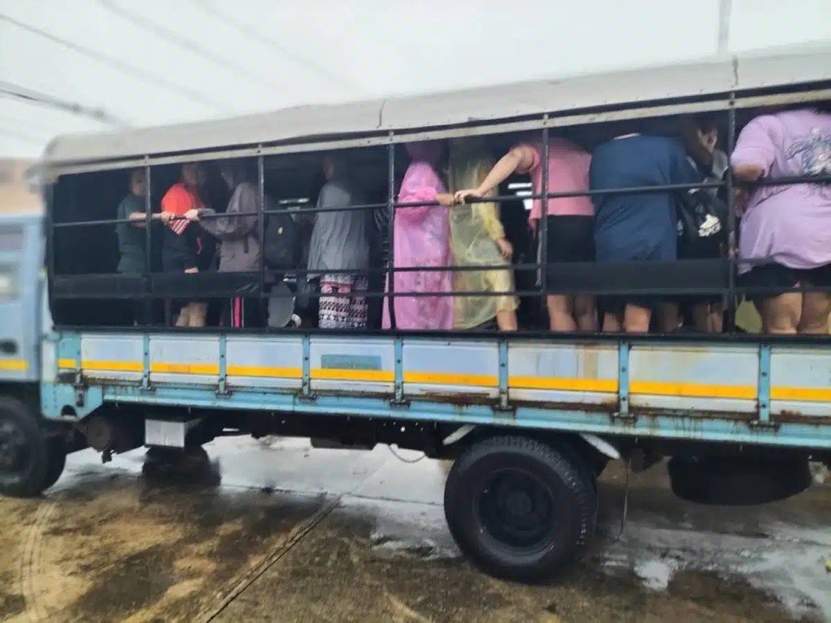 ขนผู้ประสบภัยน้ำท่วมไปยังศูนย์พักพิง