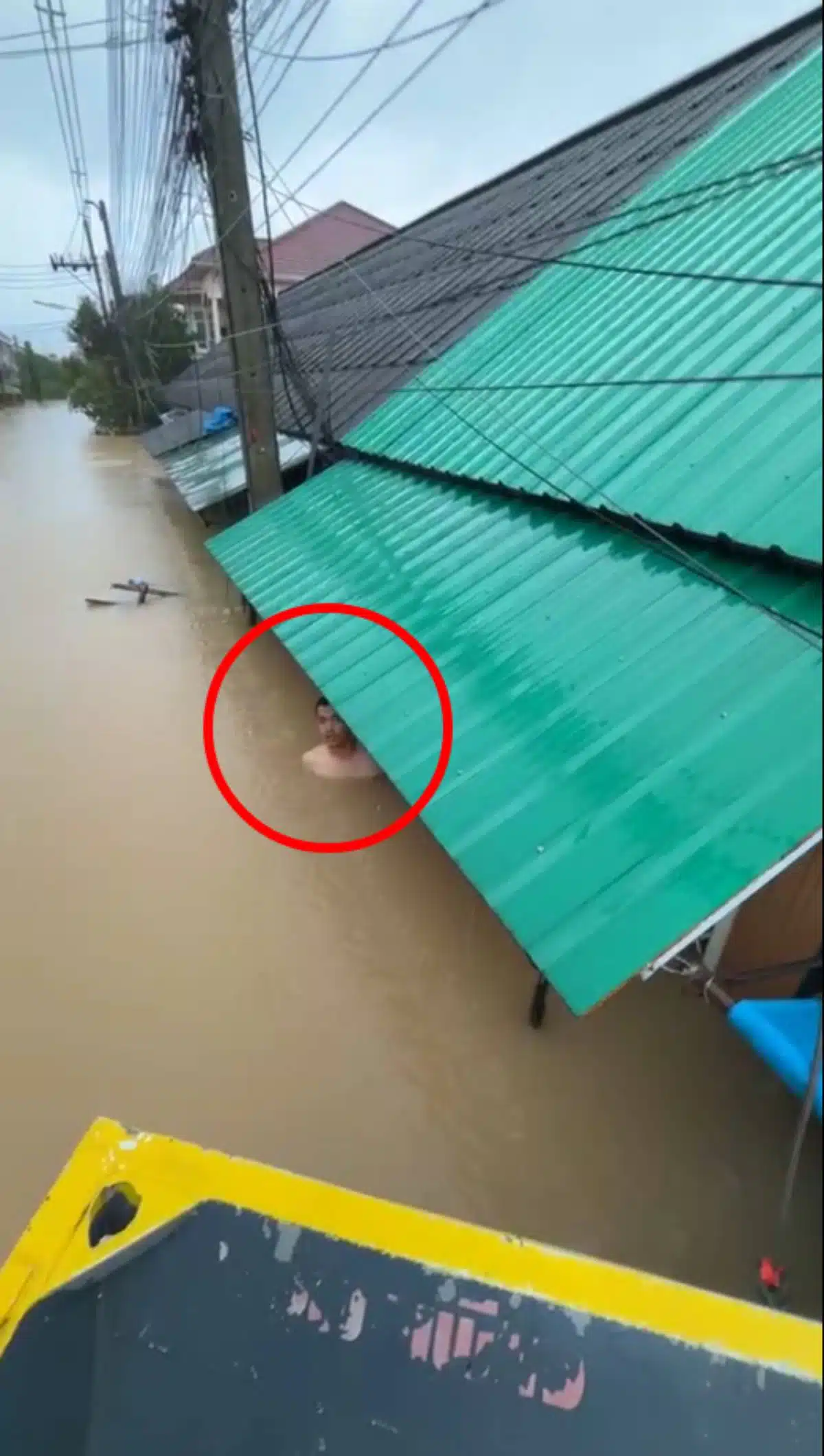 คนยืนแช่น้ำมิดคอ ซอย 4 สะพานดำ หาดใหญ่