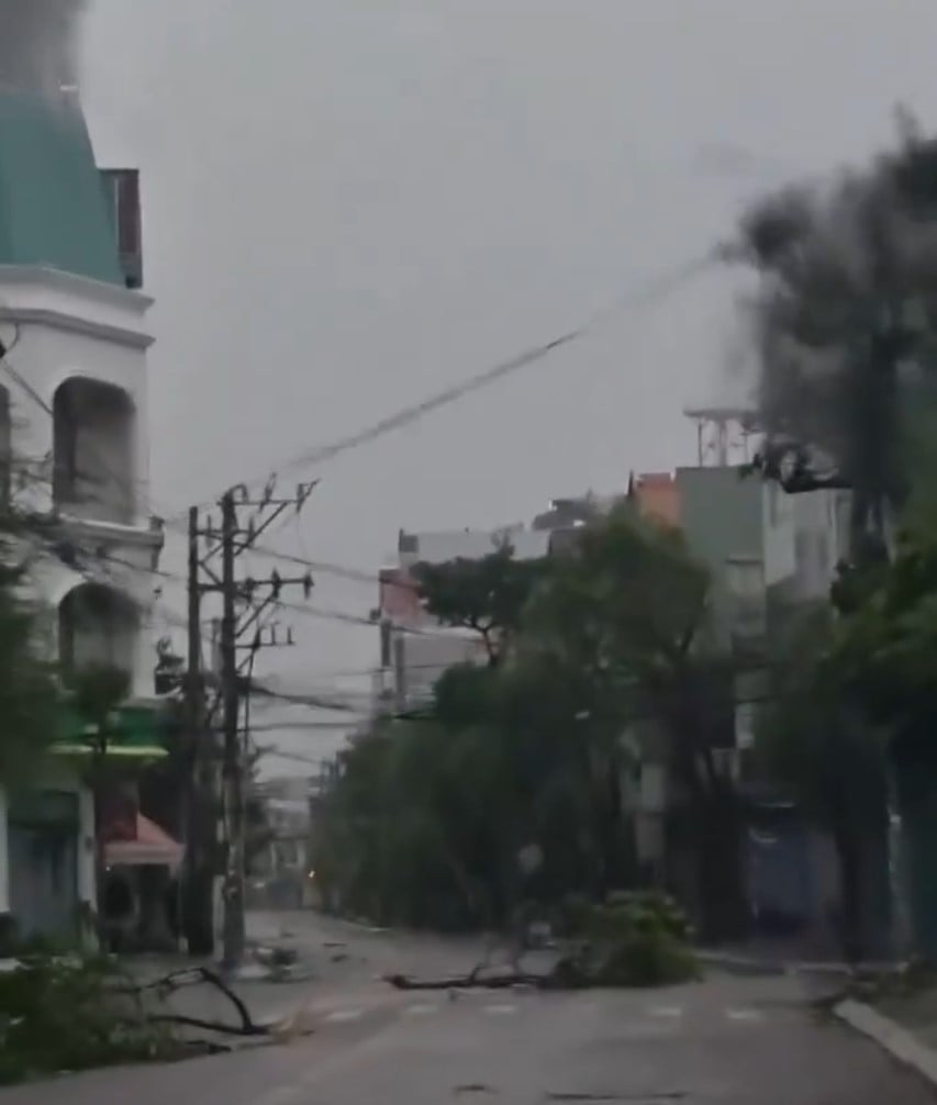 ภาพบรรยากาศพายุ คัลแมกี ที่กำลังเคลื่อนตัว