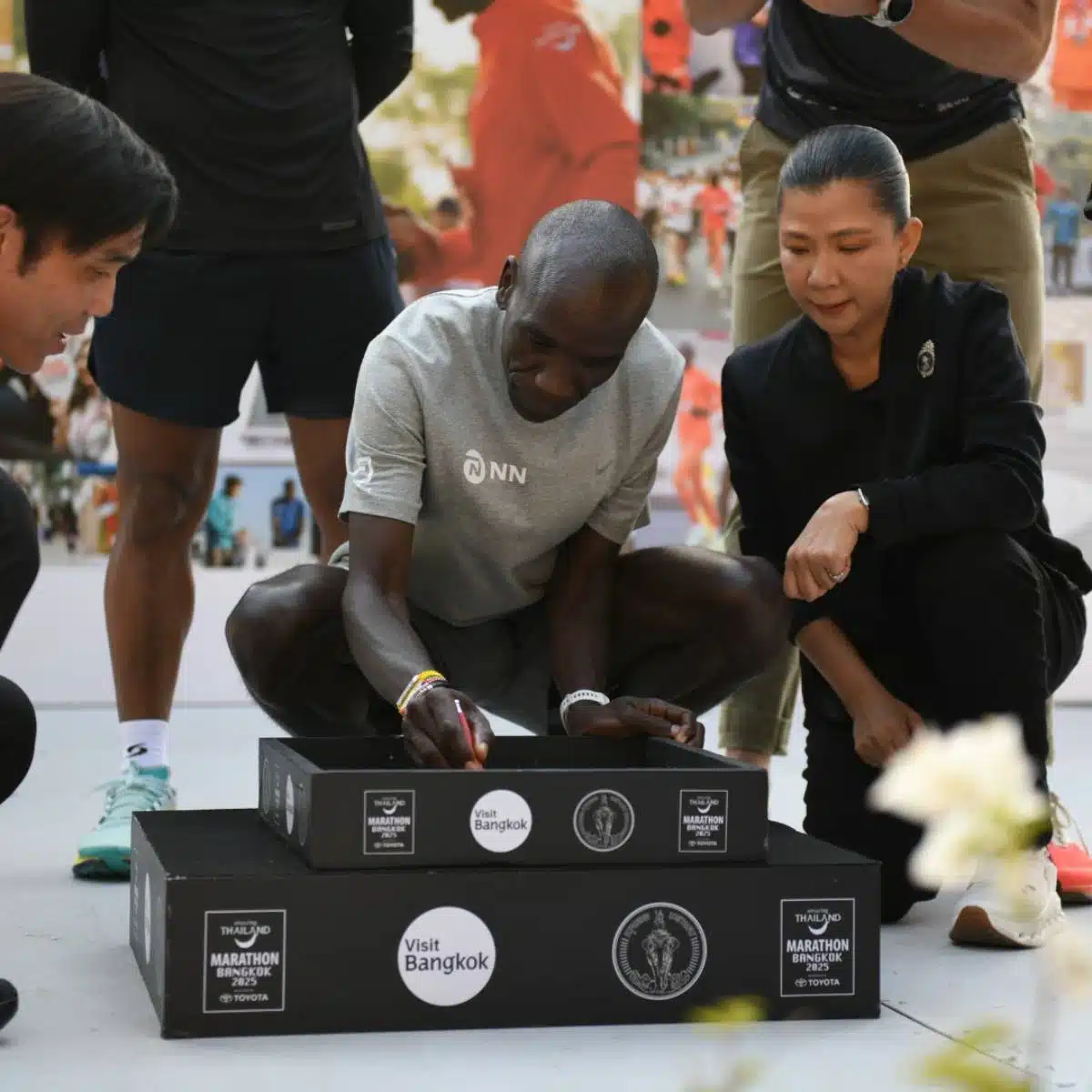 คิปโชเก้ แจกลายเซ็นบนรอยเท้าตัวอง