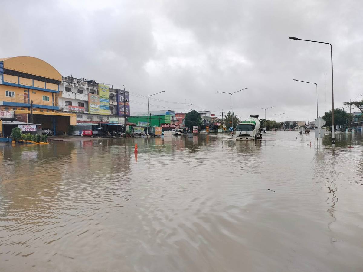 ถ.บายพาส ต.ปากแคว  ตั้งแต่จุดกลับรถหน้าเล็กการยางจนถึงแยกปีกไม้ มีน้ำท่วมขัง รถเล็กไม่สามารถผ่านได้