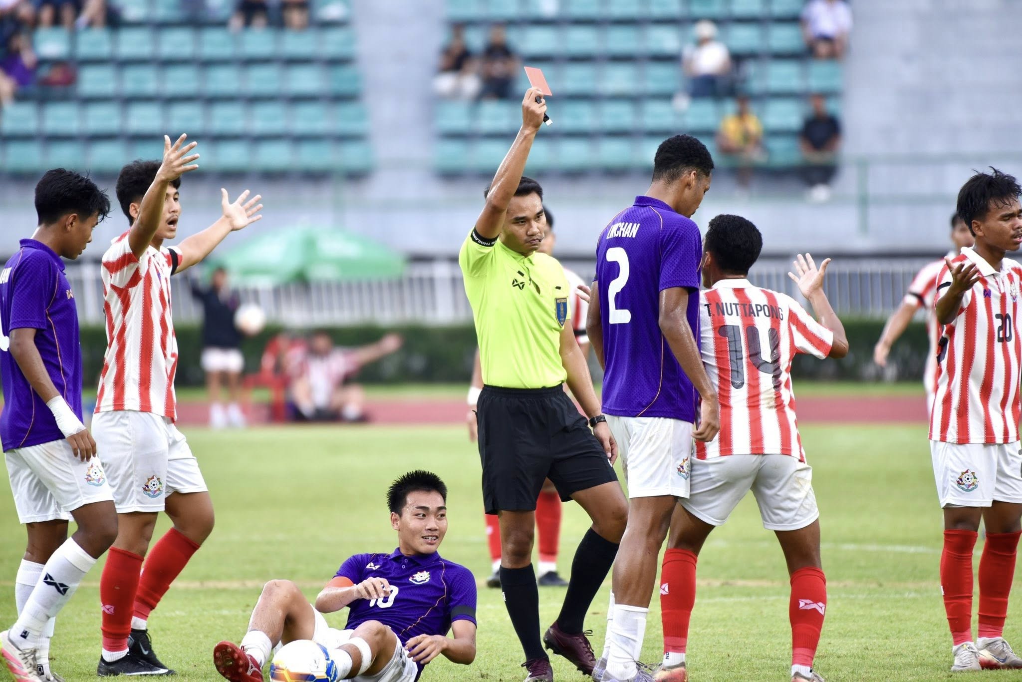 ผู้ติดสินชูใบแดงคาดโทษนักเตะอัสสัมชัญ