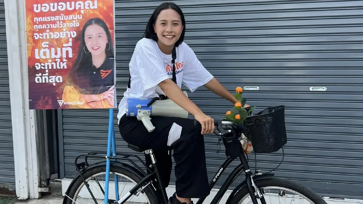 ไอซ์ รักชนก ศรีนอก กำลังปั่นจักรยานหาเสียงในช่วงเลือกตั้ง