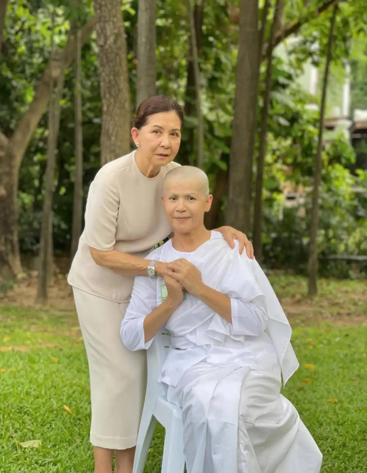 จิ๋ม มยุรฉัตร ถ่ายรูปกับนก จริยา ภรรยาจอนนี่ แอนโฟเน่