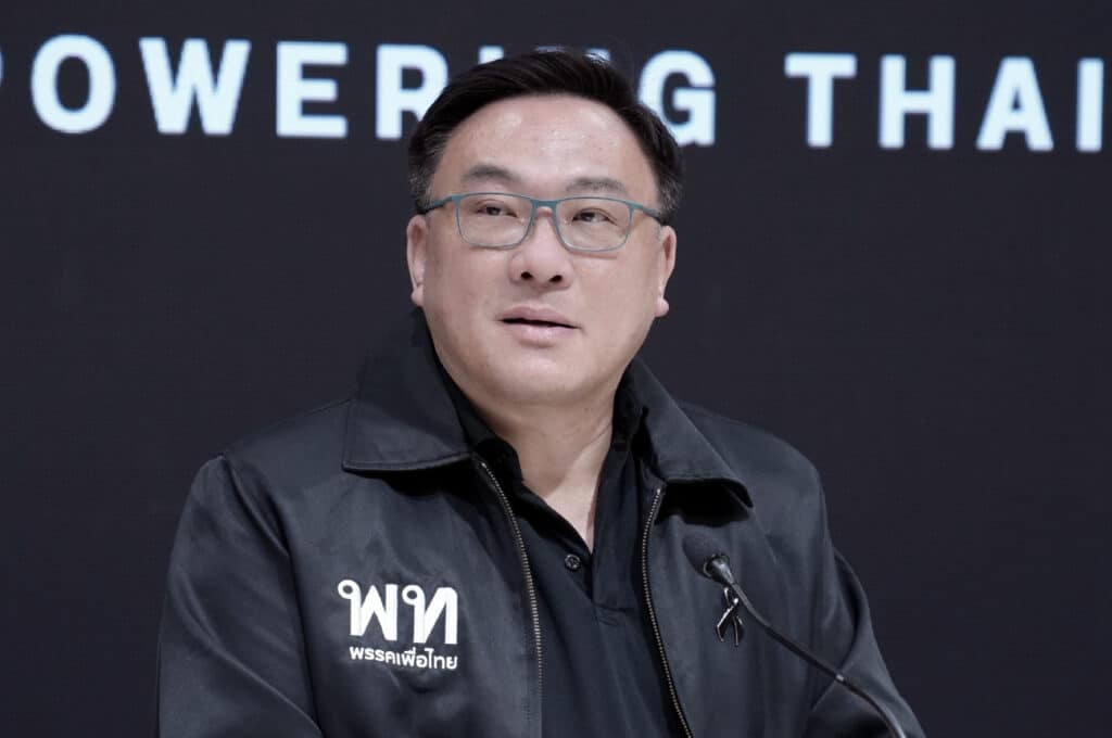 นายจุลพันธ์ อมรวิวัฒน์ หัวหน้าพรรคเพื่อไทย แถลงข่าวที่ทำการพรรค