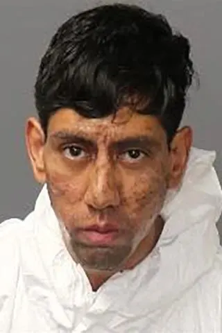 นายอเล็กซิส เฮอร์นันเดซ ถูกเจ้าหน้าที่ควบคุมตัว