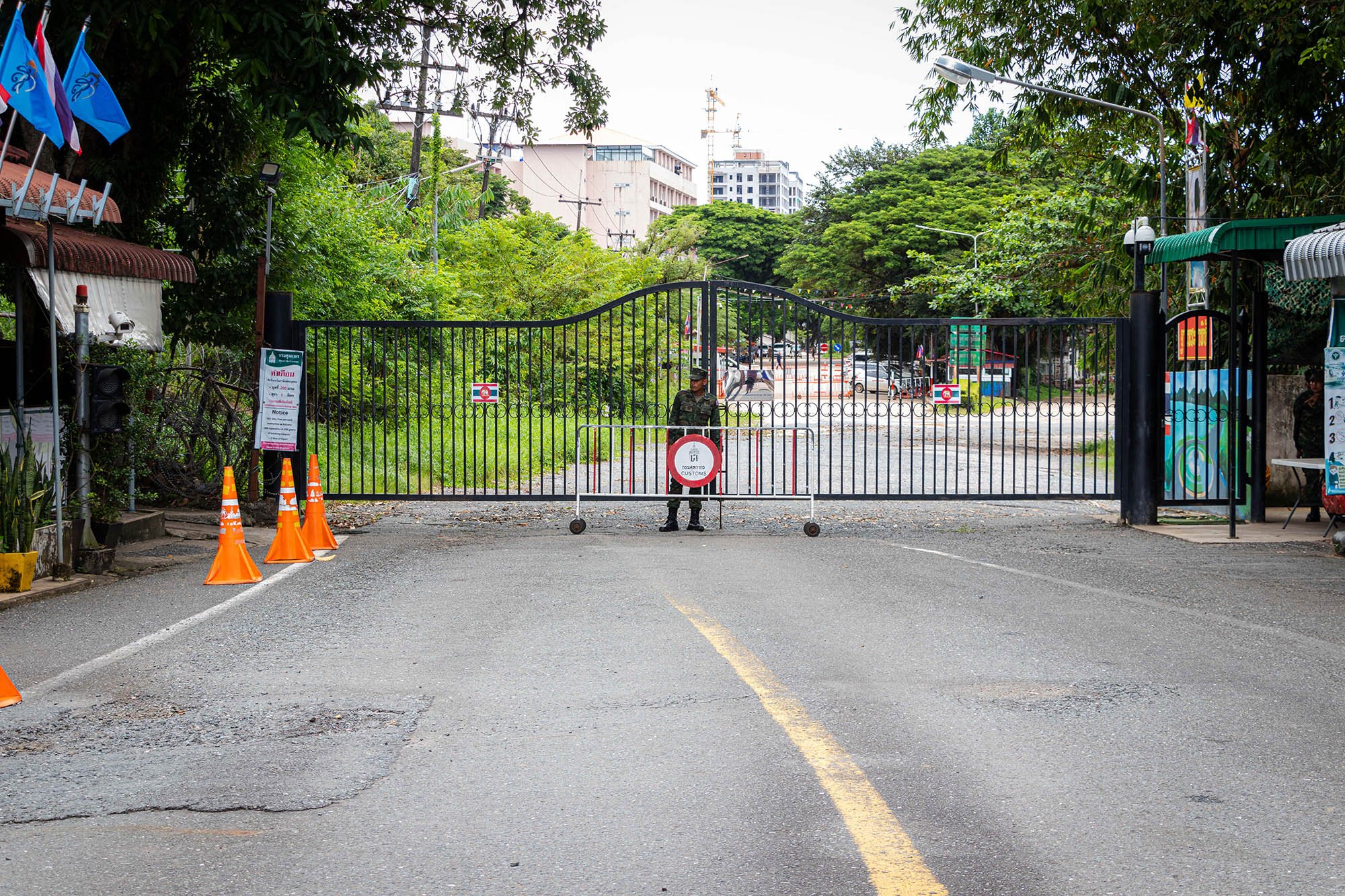 บรรยากาศเงียบเหงาบริเวณจุดผ่านแดนถาวรบ้านหาดเล็ก จ.ตราด หลังถูกสั่งปิด
