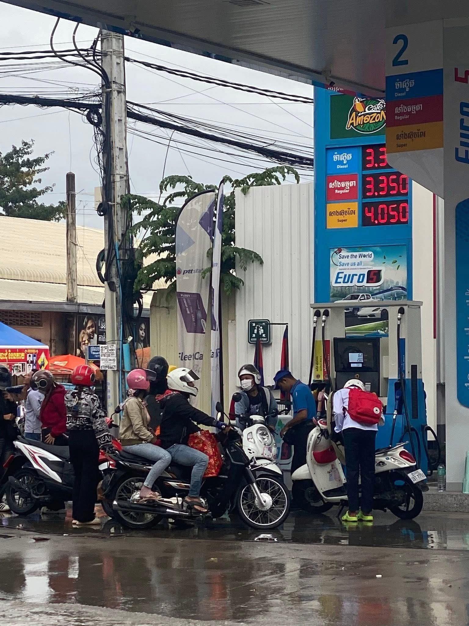 ชาวกัมพูชาทั้งรถยนต์และมอเตอร์ไซค์ต่อคิวเติมน้ำมันในปั๊ม ปตท.