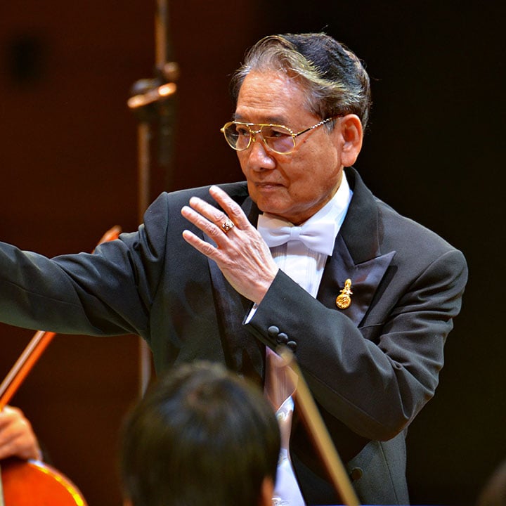 ผศ.พ.ต.ชูชาติ พิทักษากร ขณะอำนวยเพลงวงออเคสตรา