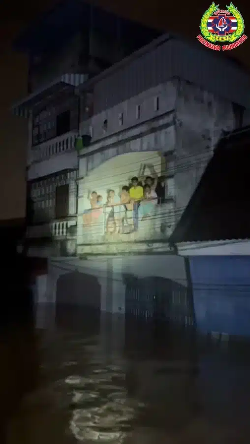 เรือกู้ภัยมูลนิธิเพชรเกษมฝ่าน้ำท่วมกลางดึกที่หาดใหญ่