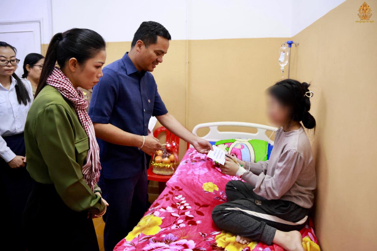 นาย ซาร์ โสกา รองนายกรัฐมนตรีกัมพูชา กำลังเข้าเยี่ยมแรงงานหญิงที่ได้รับบาดเจ็บ