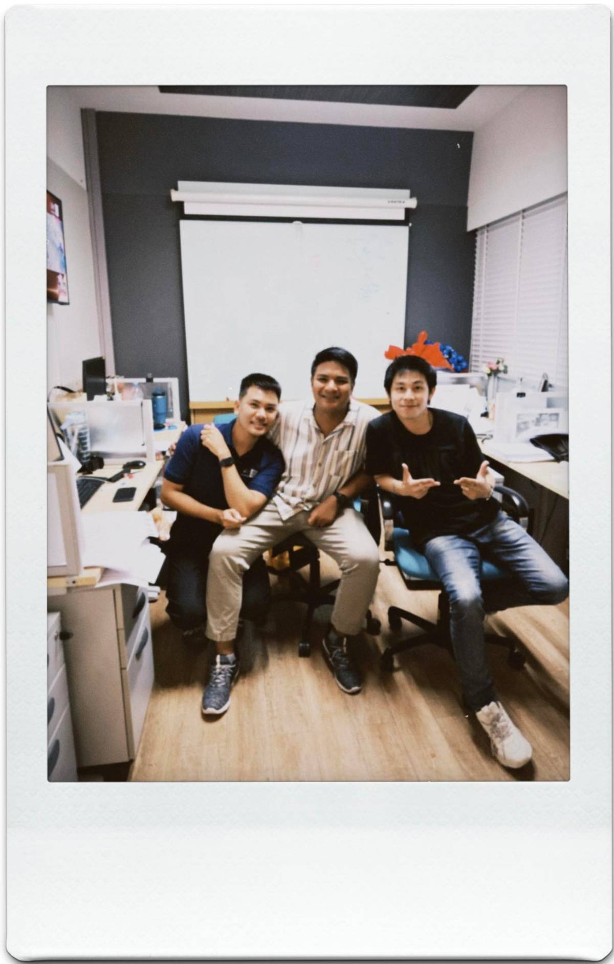 ณัฐวุฒิปงลังกากับเพื่อนนักข่าว