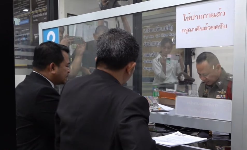 นายนิติศักดิ์ มีขวด หรือ ทนายเอี้ยง ขณะยื่นเอกสารที่ สน.วังทองหลาง