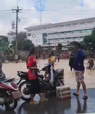 ต๊อด ปิติ ไม่ปล่อยไว้! โผล่คลิปชาวบ้านบุกปล้นคลังเบียร์บุญรอดฯ หาดใหญ่ ช่วงน้ำลด-5