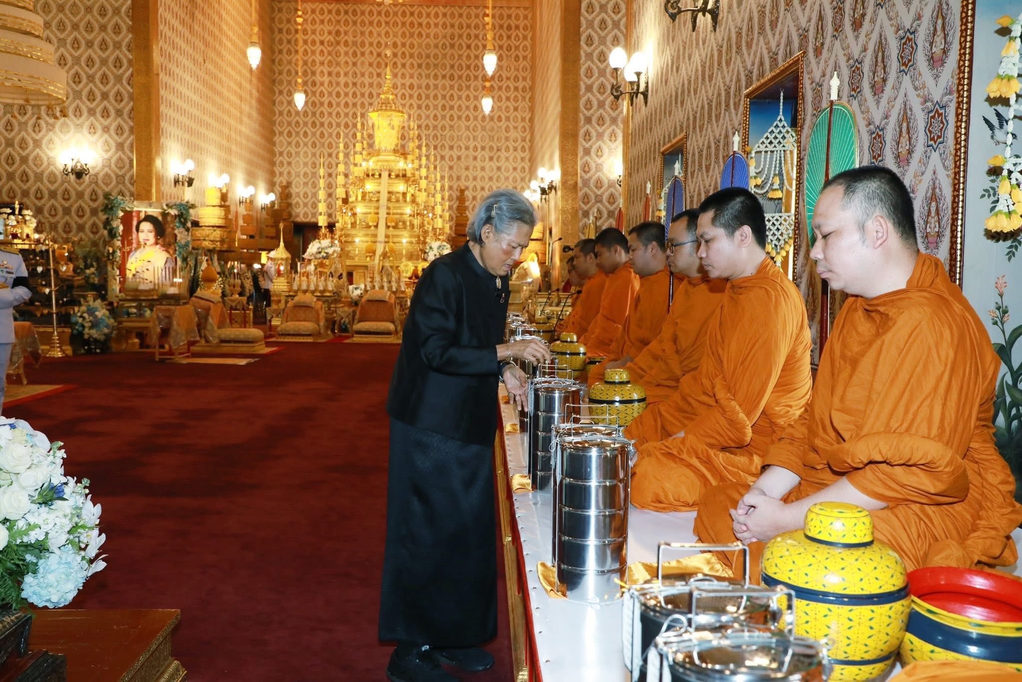 พระเทพ ปัจจุบัน ถวายความอาลัยพระพันปี