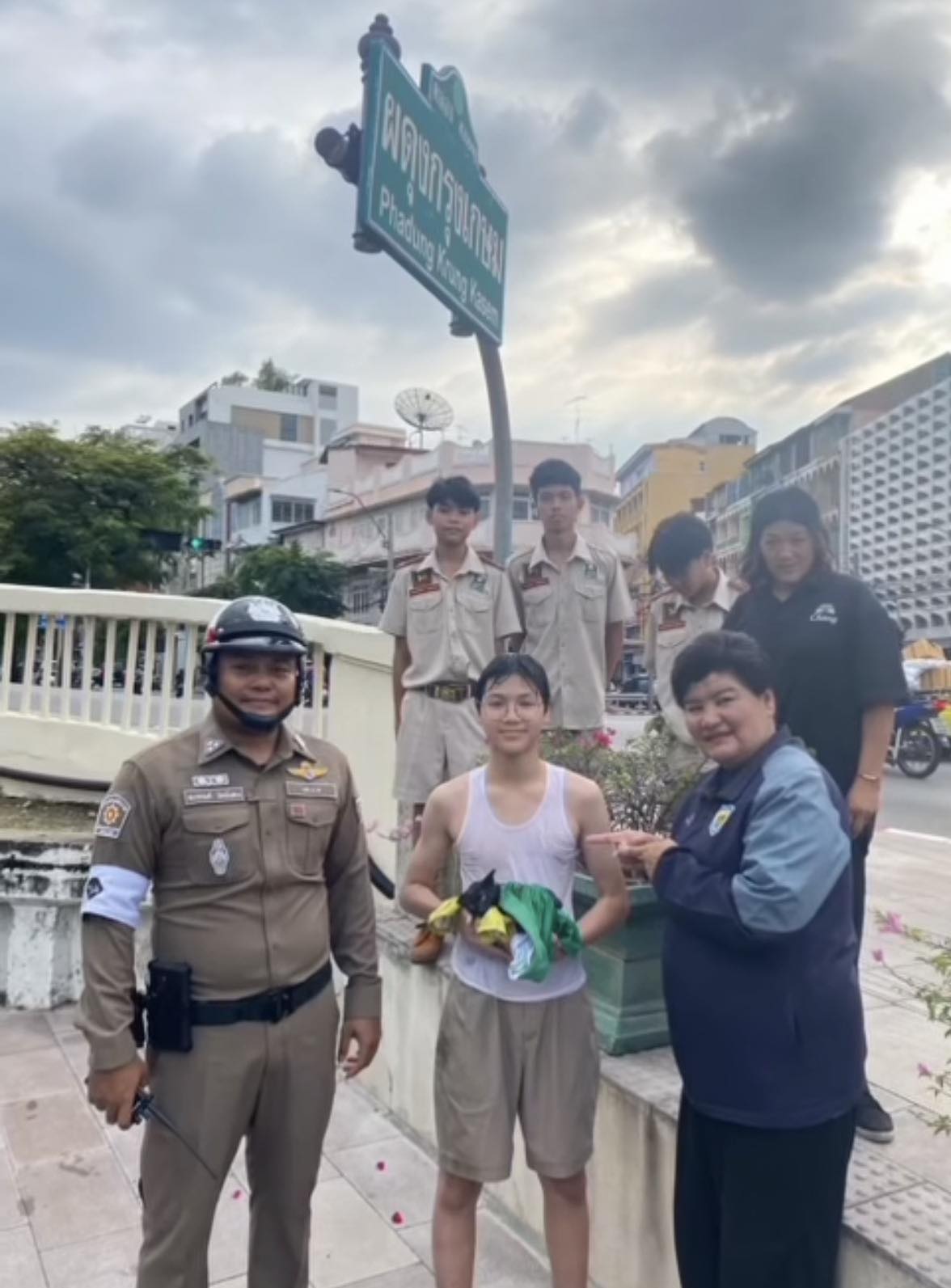 นักเรียนที่ช่วยลูกแมวจมน้ำ