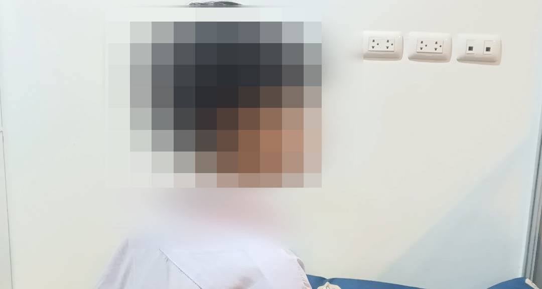 เด็กนักเรียนชาย ที่จ่ายเงินด้วยเหรียญ 50 สตางค์