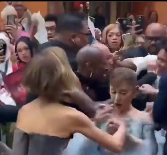 ชายคนหนึ่งกระโดดข้ามแผงกั้นเพื่อคว้าอารีอานา กรานเด ระหว่างงานอีเวนต์