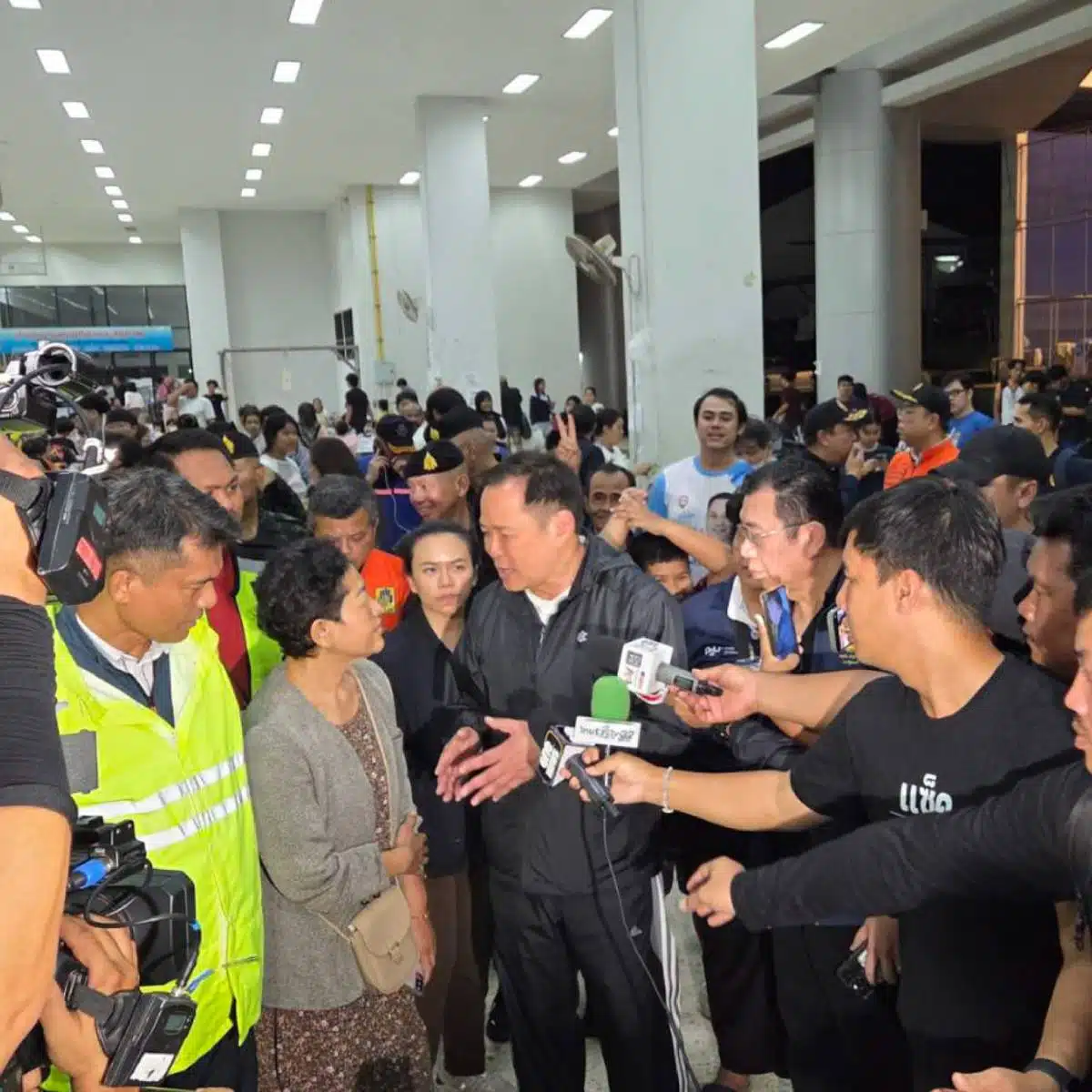 นายกเยี่ยมศูนย์พักพิง