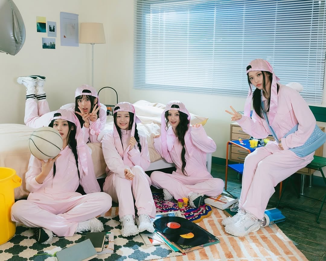 สมาชิกทั้ง 5 คนของวง NewJeans