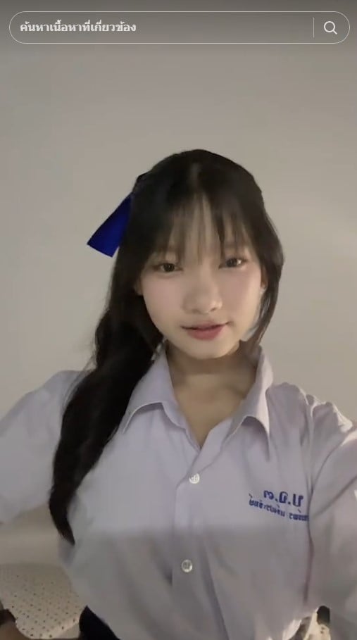 น้องผักบุ้ง แฟน น้องเต ยิ้มสดใสขณะดูการแข่งขันฟุตบอล