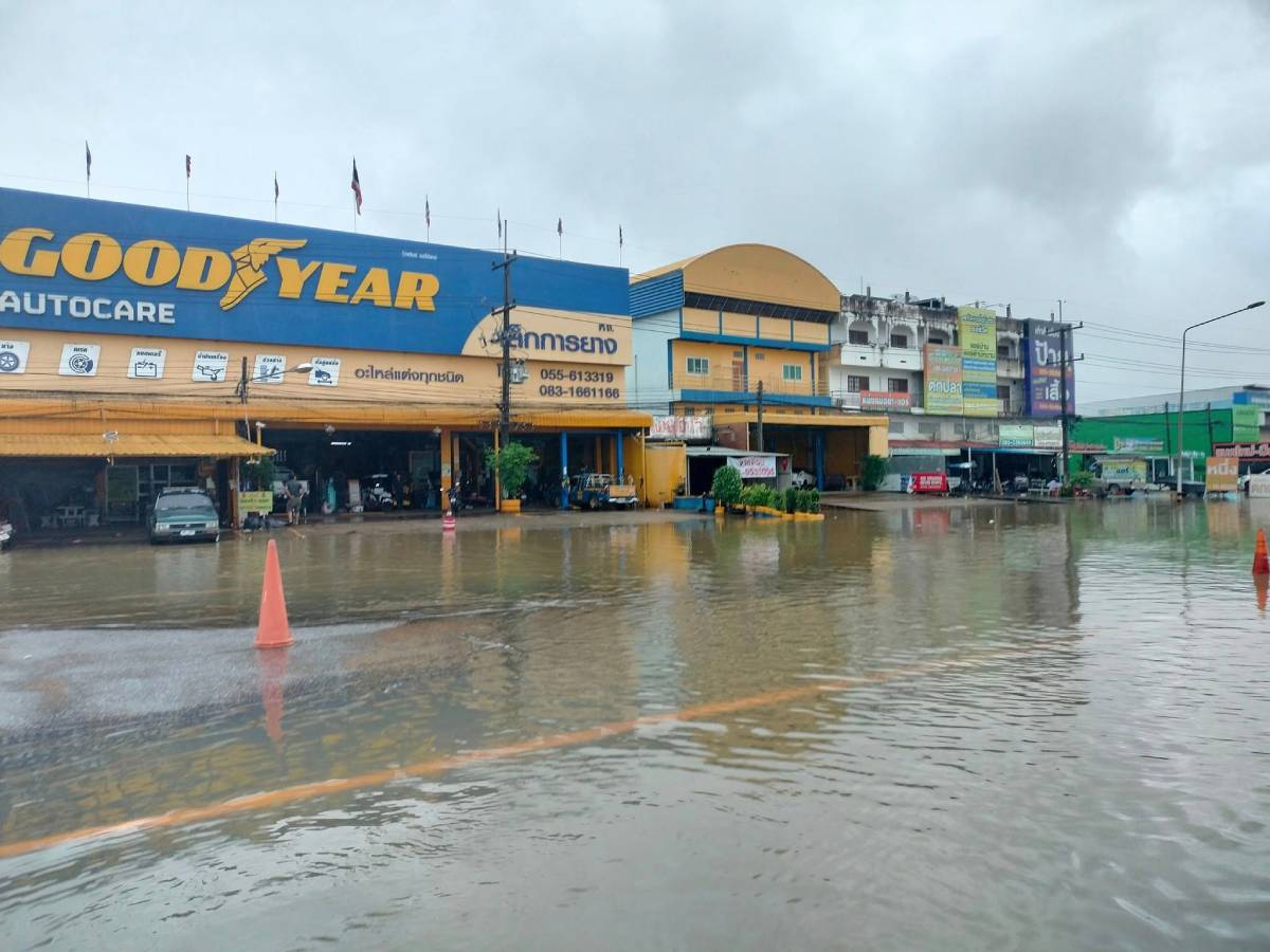 ถ.บายพาส ต.ปากแคว  ตั้งแต่จุดกลับรถหน้าเล็กการยางจนถึงแยกปีกไม้ มีน้ำท่วมขัง รถเล็กไม่สามารถผ่านได้