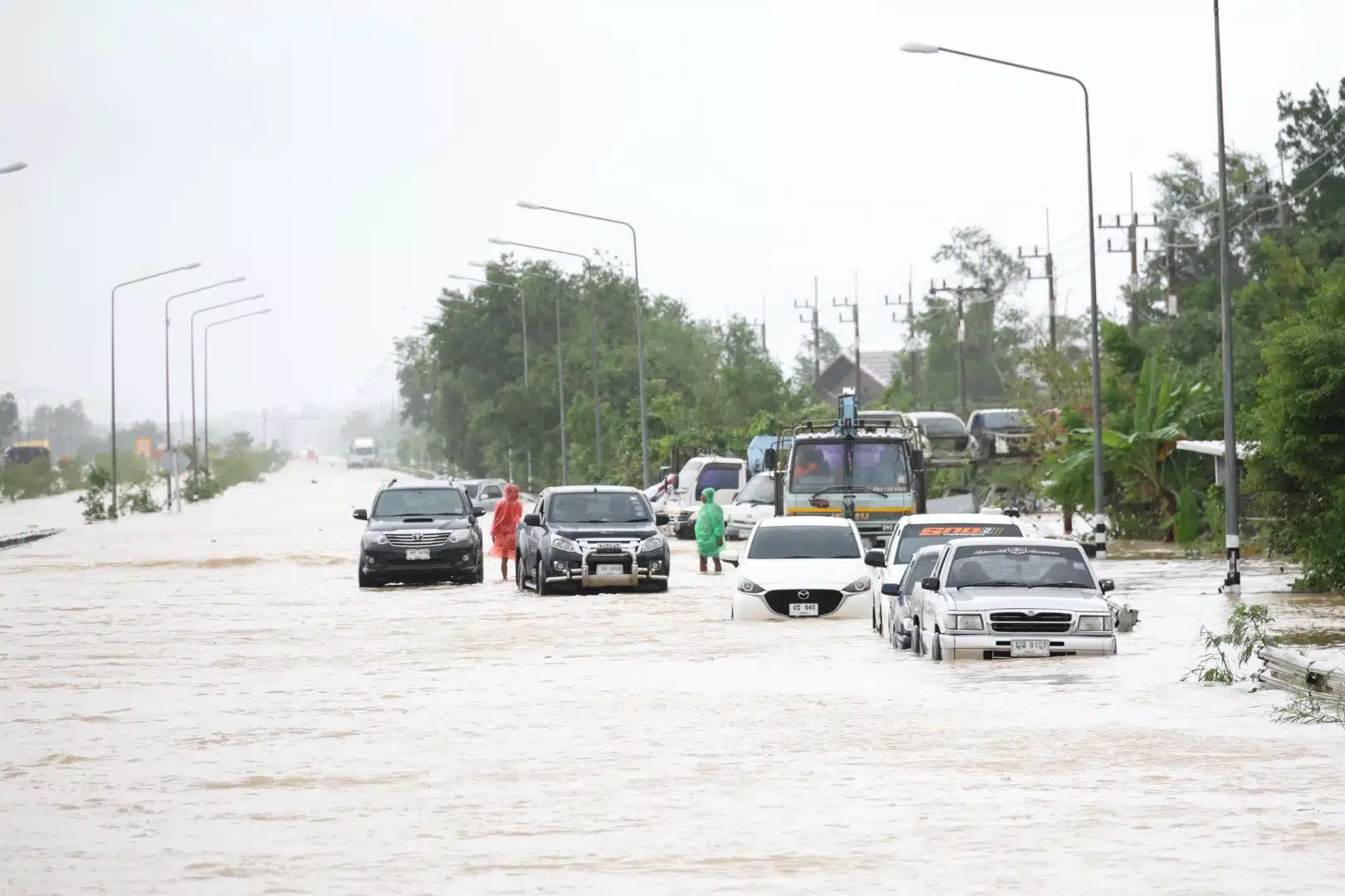 น้ำท่วมสูงบนถนนลพบุรีราเมศวร์ อ.หาดใหญ่ จ.สงขลา