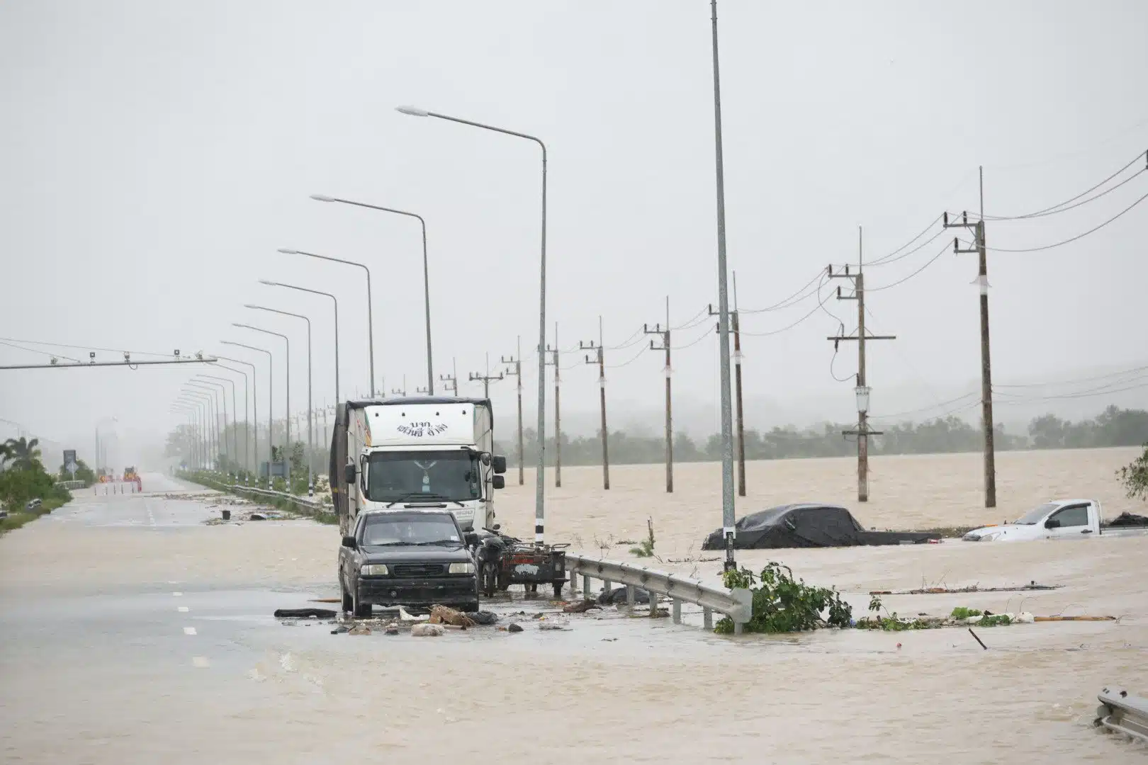 สภาพน้ำท่วมสูงบนถนนลพบุรีราเมศวร์ อ.หาดใหญ่ จ.สงขลา