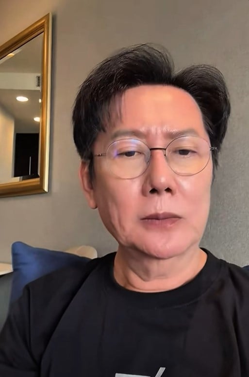 นายณวัฒน์ อิสรไกรศีล ขณะไลฟ์สด