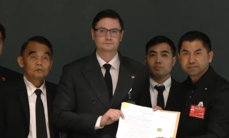 พล.ต.อ.สุรเชษฐ์ หักพาล ยื่นหลักฐานต่อ รังสิมันต์ โรม