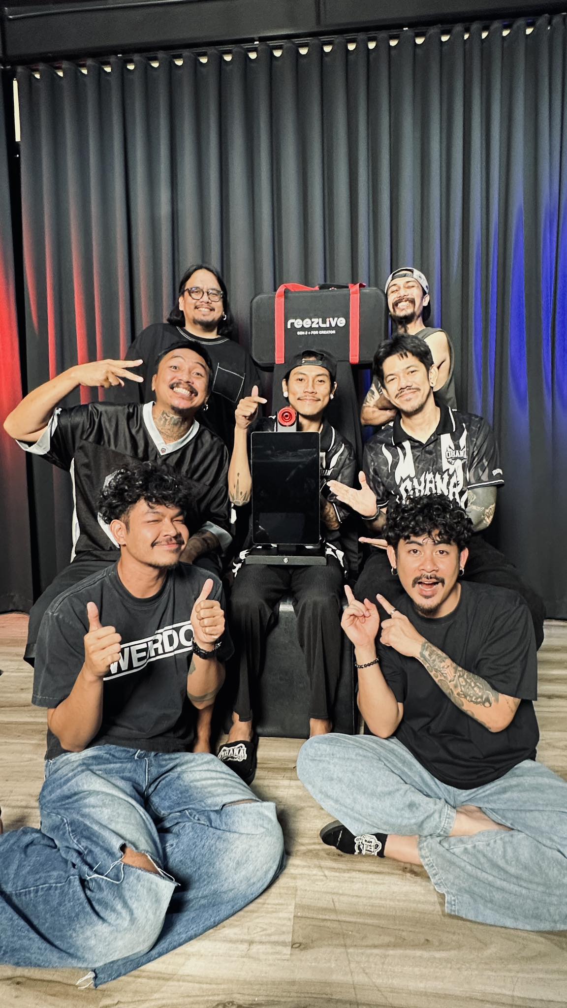 สมาชิก Ohana 7 คน ร่วมกันสร้างความสนุกในช่องยูทูบที่มีผู้ติดตาม 8 ล้านคน