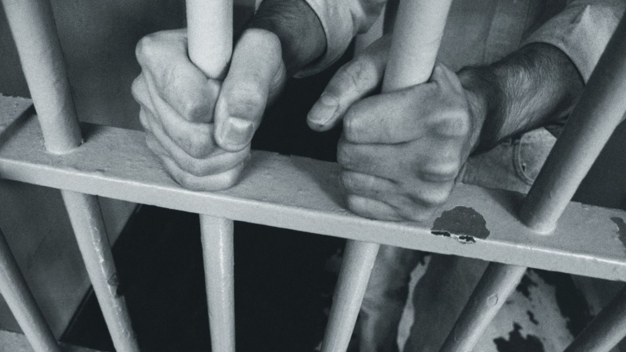 นายมานพ ชมชื่น เติบโตในสายงานราชทัณฑ์ก่อนเจอมรสุมคุกวีไอพี