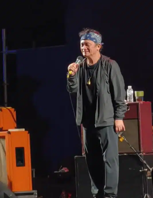 ปู พงษ์สิทธิ์ ยืนถือไมค์ร้องเพลงด้วยอาการเมาบนเวที