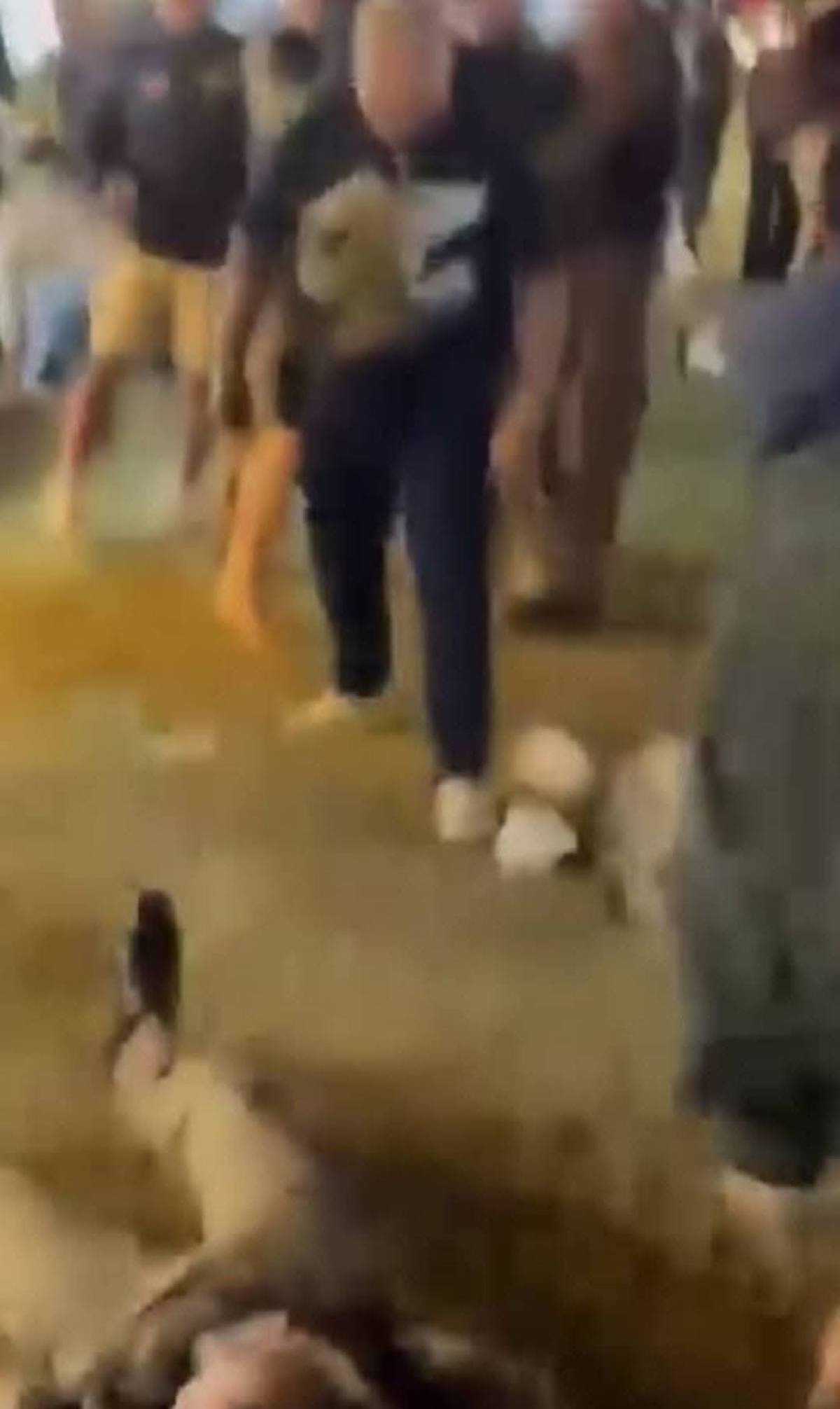 ผลักตำรวจกลางงานหมอลำ