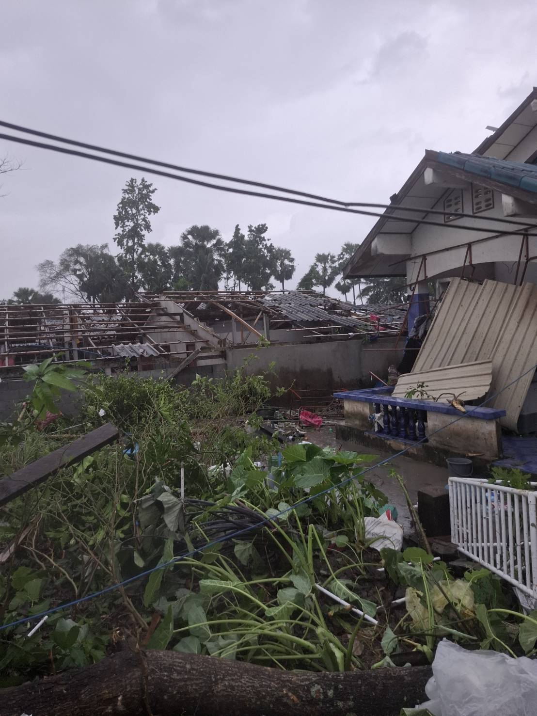 พายุหมุน บ้านขาว