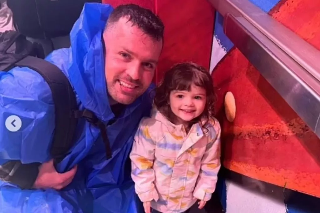 นายคริสโตเฟอร์ โชลส์ และเด็กหญิงปาร์กเกอร์ วัย 2 ขวบ ผู้เสียชีวิต