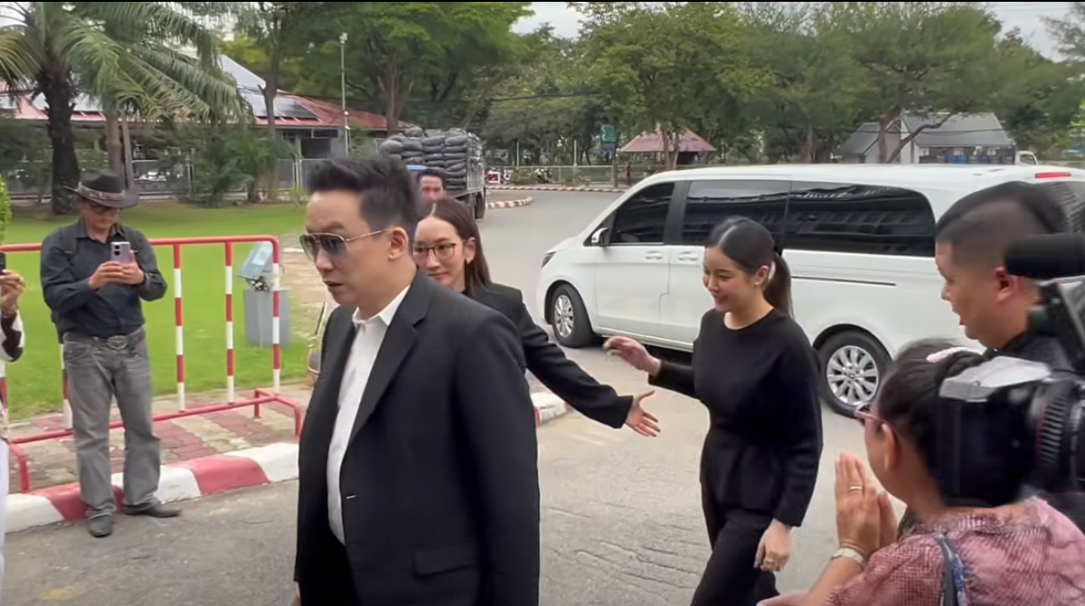 ภรรยาพานทองแท้ เยี่ยมทักษิณ