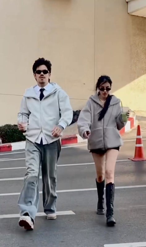 ภาพแสดงให้เห็นถึงความรักและความเข้าใจระหว่างคู่ชีวิต