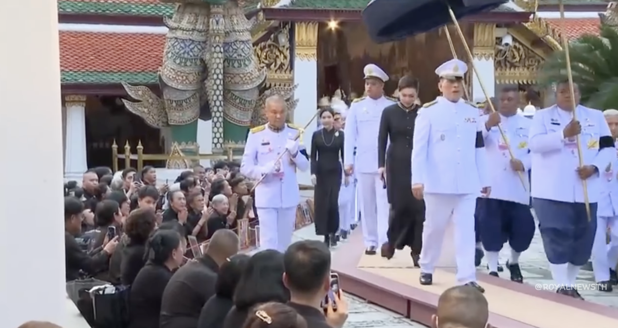 เจ้าคุณพระสินีนาถเข้าร่วมพระราชพิธีเปลี่ยนเครื่องทรงพระแก้วมรกต ณ วัดพระศรีรัตนศาสดาราม