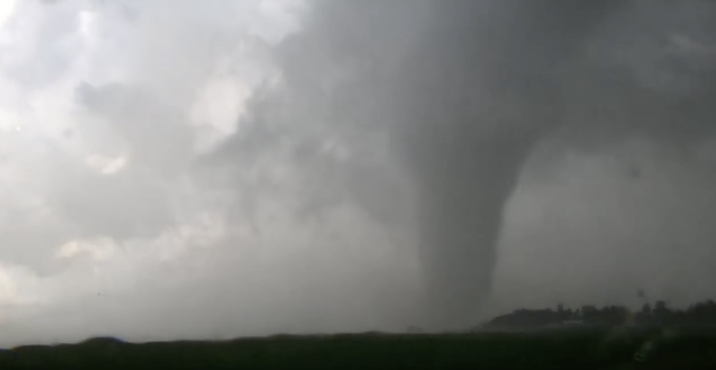 ภาพเหตุการณ์พายุทอร์นาโด EF3 ที่เกิดขึ้นเมื่อ 28 มิถุนายน 2025