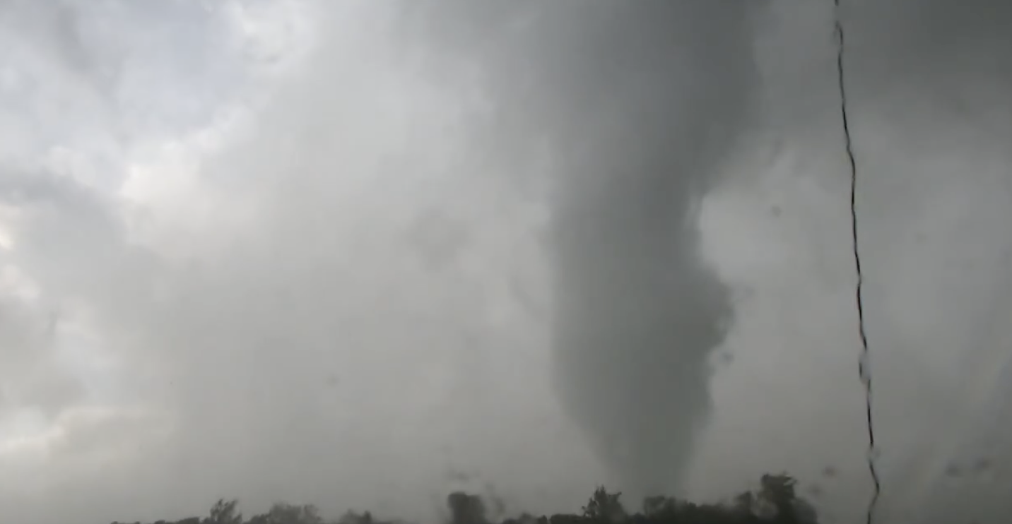 พายุทอร์นาโด EF3 ทำลายโรงจอดรถและยานพาหนะ