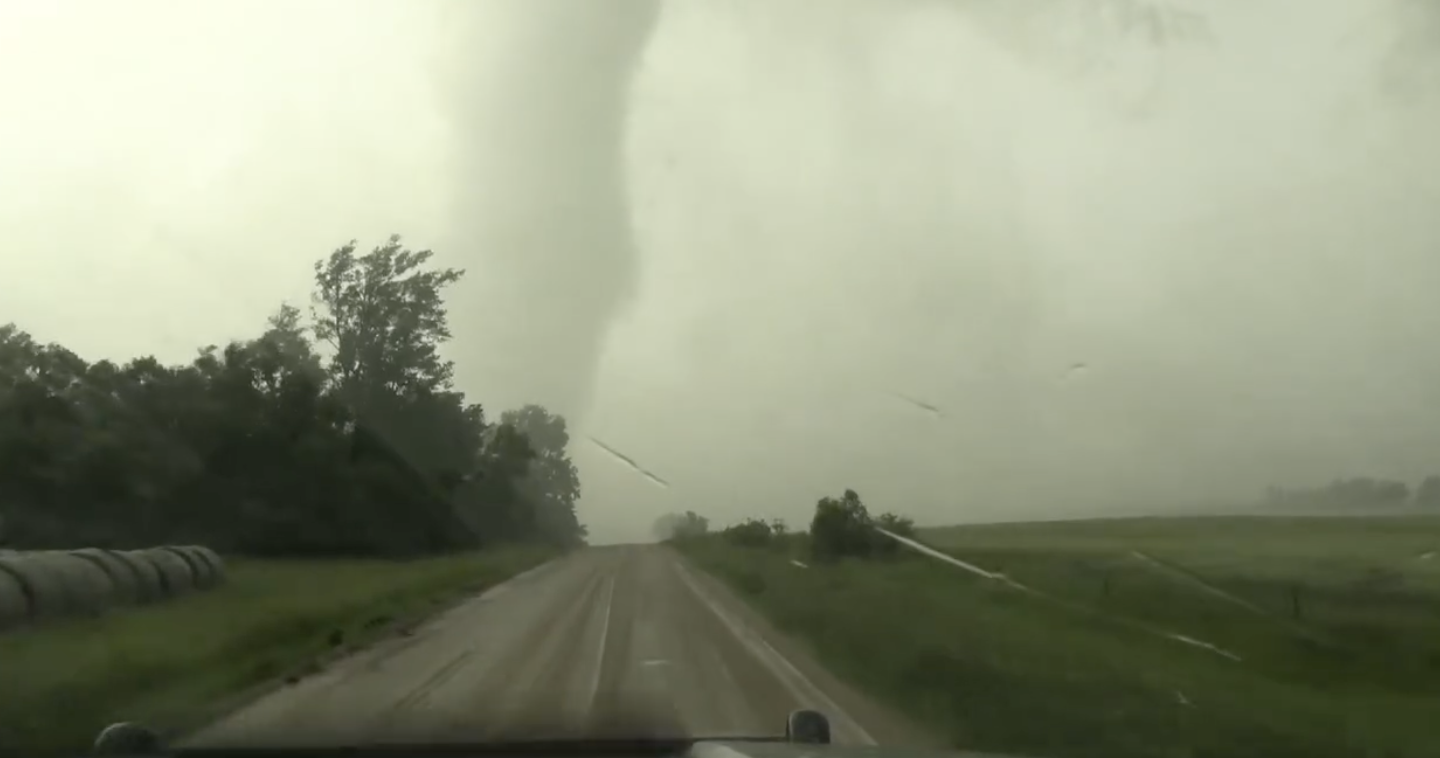 คลิปสะพรึงพายุทอร์นาโด EF3 ก่อตัวในเซาท์ดาโคตา