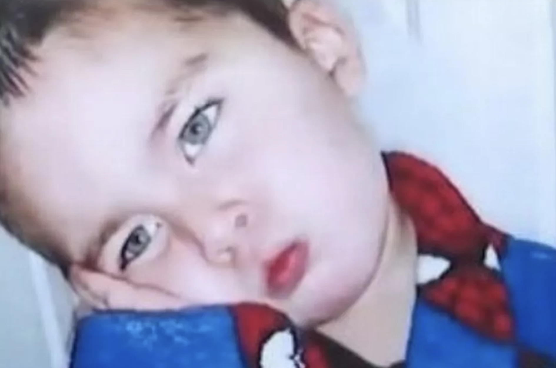 สลด พ่อ แม่ ย่า รุมซ้อมทรมานลูก 8 ขวบจนตาย ยัดศพซ่อนในถังน้ำแข็ง