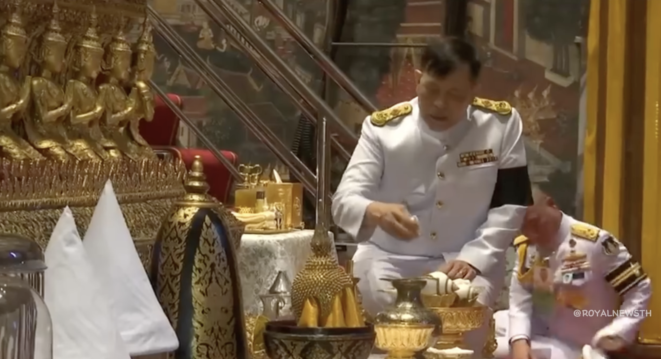 พระบาทสมเด็จพระเจ้าอยู่หัวทรงถวายพวงมาลัยสักการะในพิธีเปลี่ยนเครื่องทรง