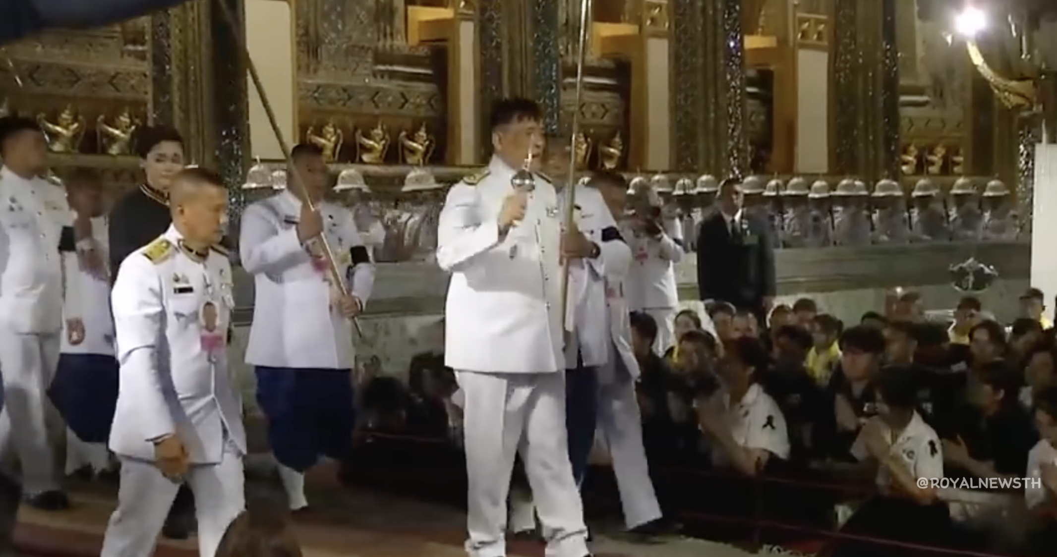 พระราชทานน้ำพระมหาสังข์แก่พระราชวงศ์และประชาชนในพิธีนี้