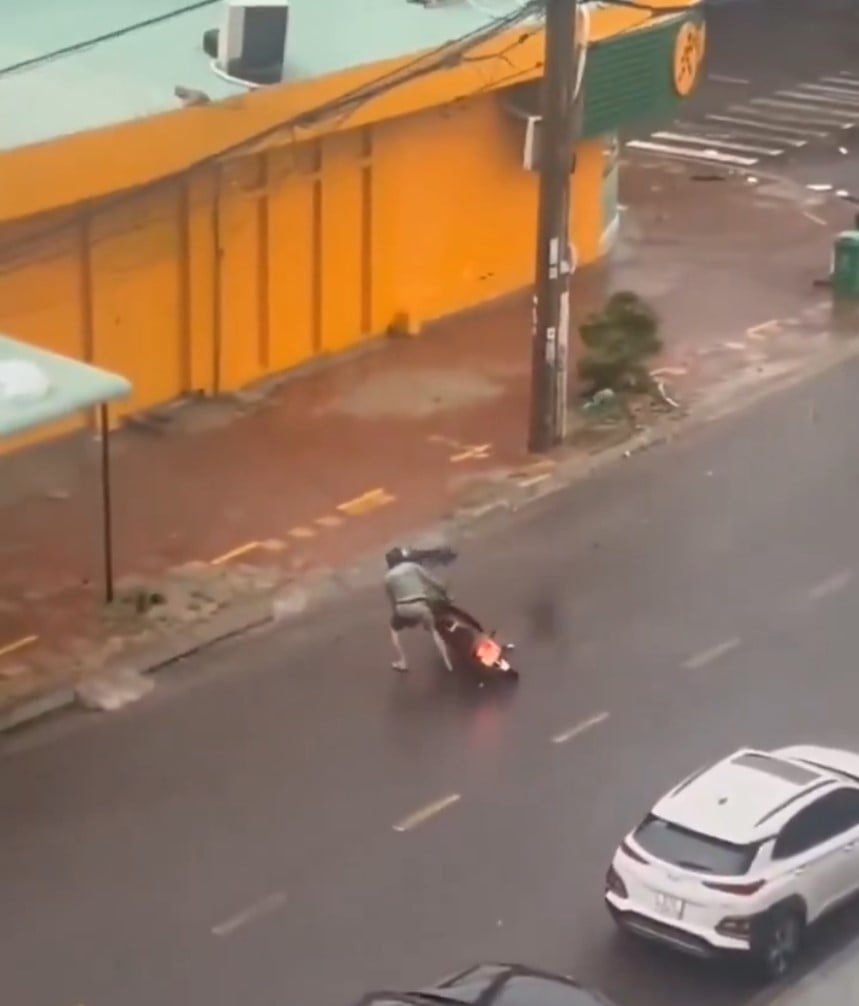 ภาพพายุ คัลแมกี กำลังพัดเข้าชายฝั่งเวียดนาม