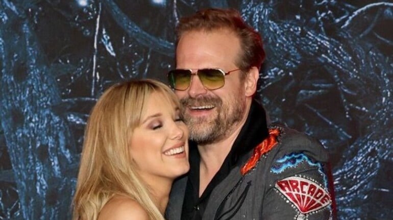 มิลลี่ บ็อบบี บราวน์ และ เดวิด ฮาร์เบอร์